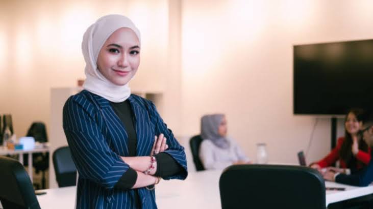 Perempuan di Balik Layar: Sosok Wanita Hebat yang Bekerja di Balik Kesuksesan Besar