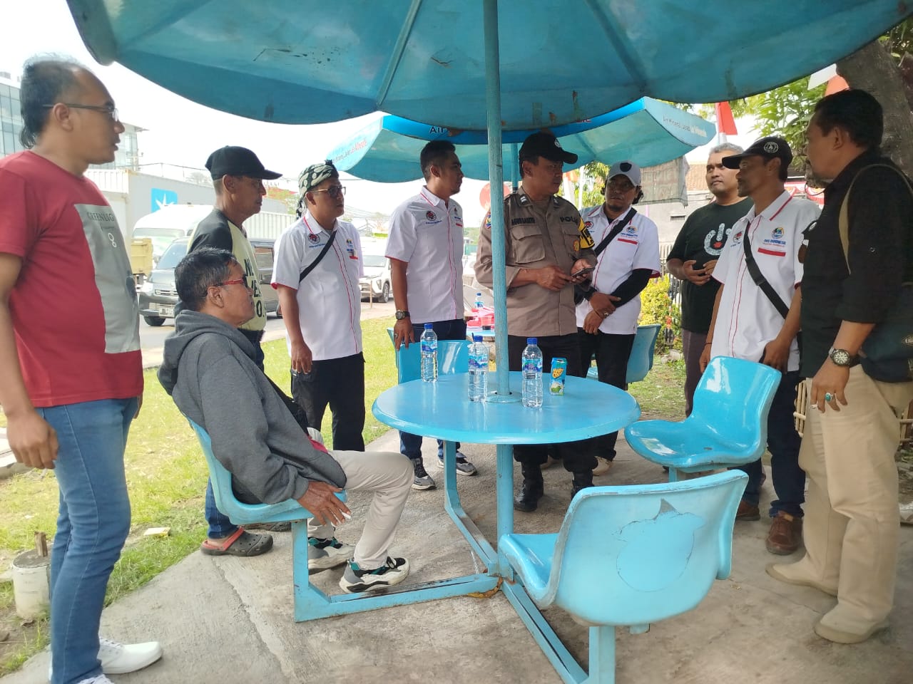 Semangat Kebangsaan Berkobar: IWOI Jateng-Semarang Gandeng Polsek Semarang Barat Bagikan Bendera Merah Putih di Exit Tol Krapyak