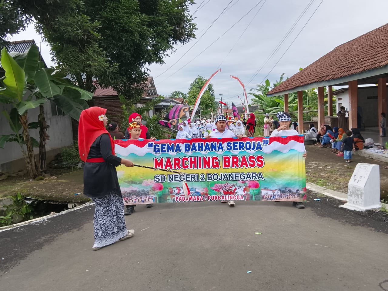 “Bali Ku Bojanegara”: Ketika Kearifan Lokal Bertemu Pesona Pulau Dewata di Karnaval SDN 2 Bojanegara!