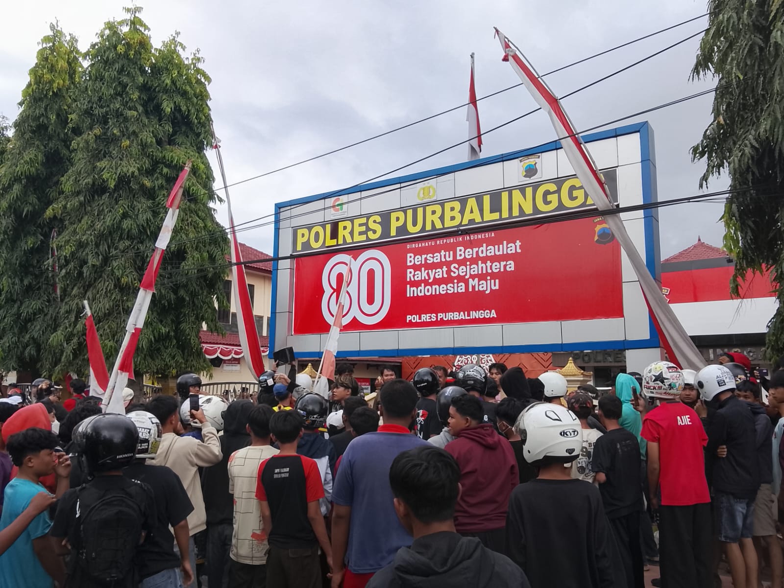 Purbalingga Memanas : Aksi Baralingga di Polres Membara, Tuntut DPR Dibubarkan!