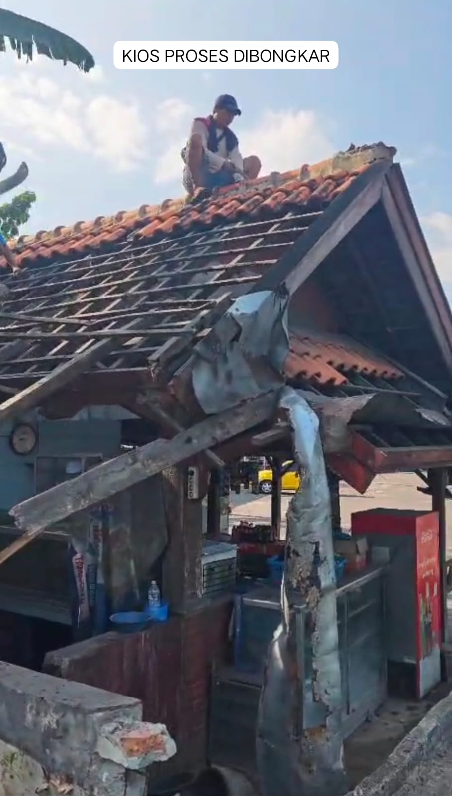 kios di Pasujudan Sunan Bonang,Dibongkar Tanpa Prosuder Pemilik Alami Trauma