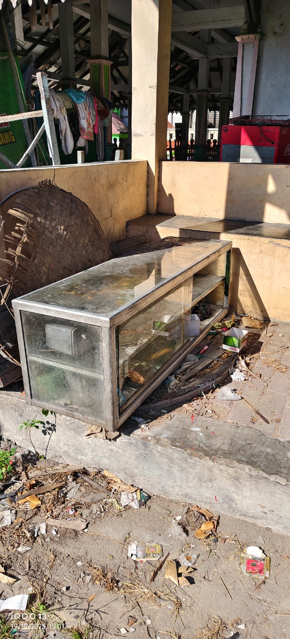 kios di Pasujudan Sunan Bonang,Dibongkar Tanpa Prosuder Pemilik Alami Trauma