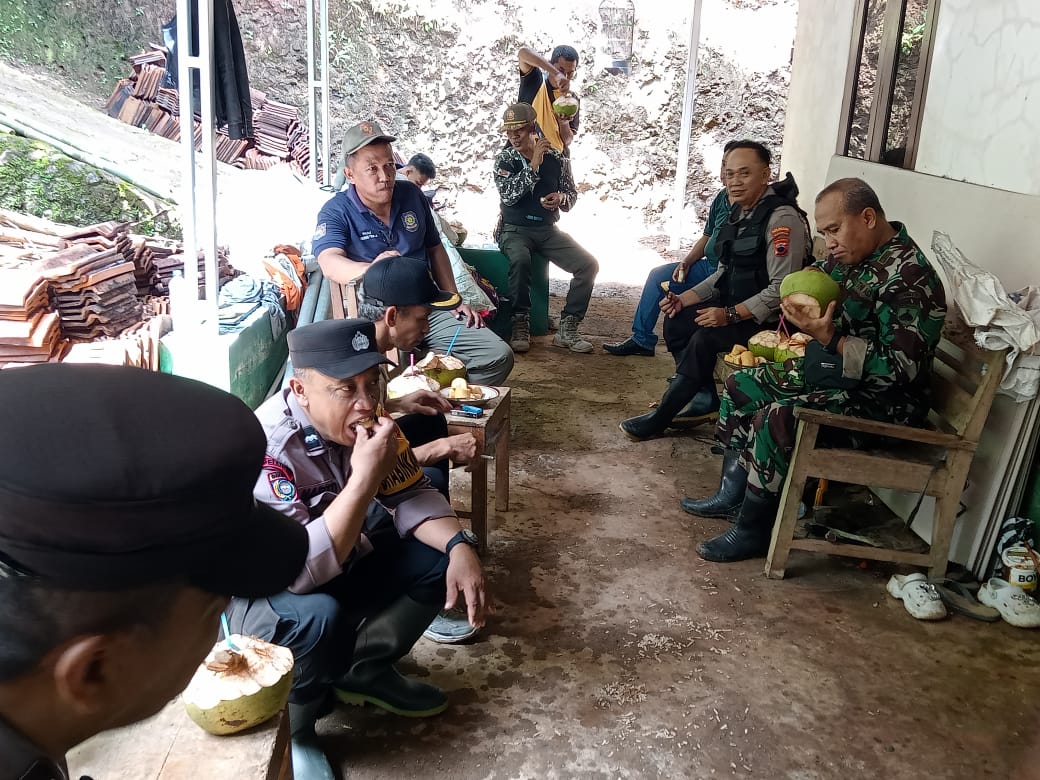 TNI–Polri dan Pemdes Binangun Bersatu Bantu Warga Terdampak Longsor di Banyumas