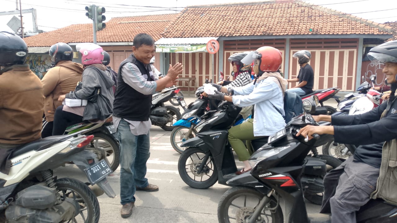 Jumat Berkah Awal Tahun, Wartawan Pemalang Susmono Berbagi Nasi Bungkus di Perempatan Sirandu